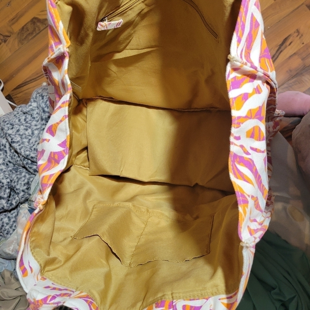 No Boundaries tote - Picture 2 of 5